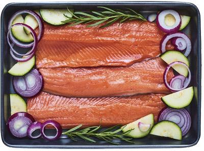 Świeży filet z pstrąga tęczowego łososiowego ze skórą Marinero