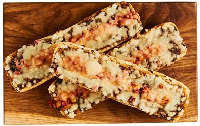 Zapiekanka z pieczarkami, serem, ketchupem i szynką, 150 g